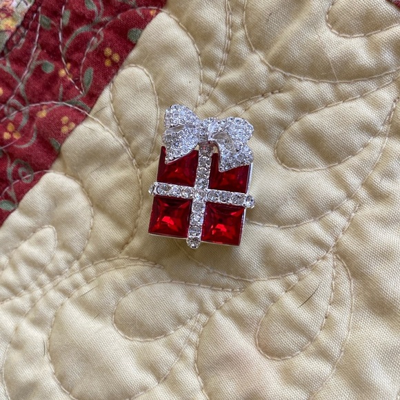 Beautiful gift box brooch. Red square stones and clear round. New condition. - Picture 2 of 4